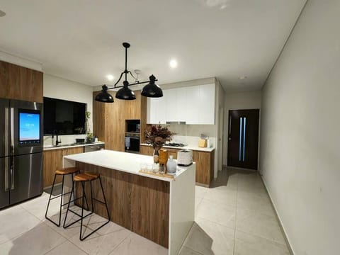 Minimalist Modern House - your home away from home Casa in Darwin