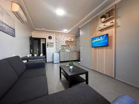 TV and multimedia, Kitchen or kitchenette, Living room, Seating area, oven