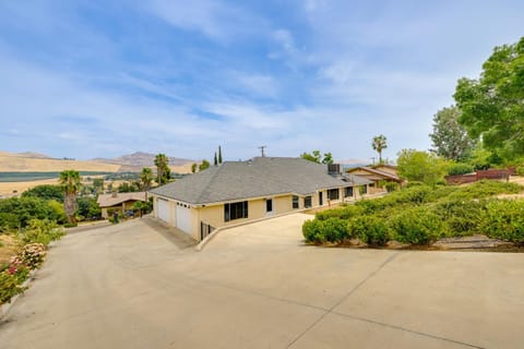 Porterville Getaway with Deck and Valley Views! Casa in Porterville