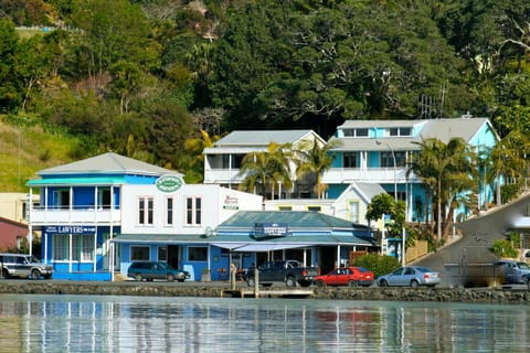 Property building, Facade/entrance, Property logo or sign, Natural landscape, On site, Sea view, Street view, Location
