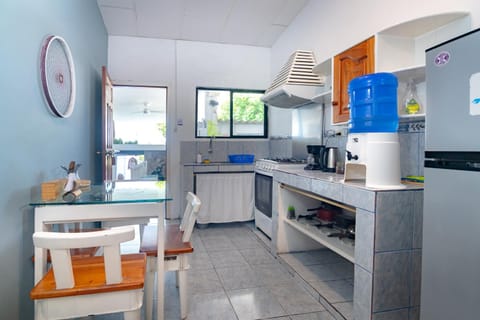 Kitchen or kitchenette, Dining area, minibar, oven