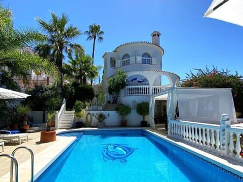 Meerblick-Villa, großer Pool, Palmengarten, nur 850m zu Strand und City bis 12 Personen House in Fuengirola