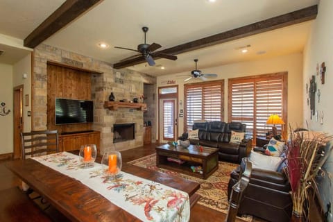 Luxurious, Tranquil, 4BR Lakefront Villa Chalet in Payne Springs