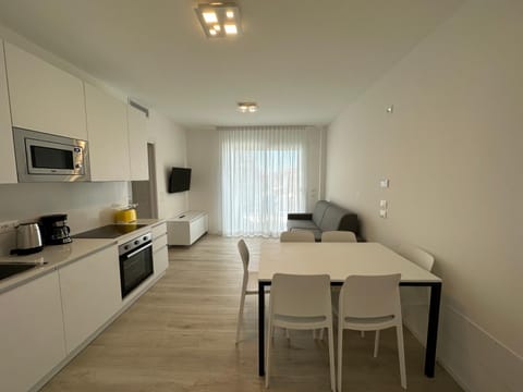 TV and multimedia, Coffee/tea facilities, Kitchen or kitchenette, Living room, Seating area, Dining area, minibar, pet friendly, stove, toaster
