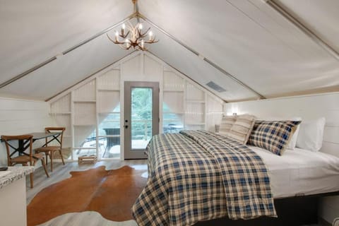 10 The Lodge Luxury Glamping Tent Hunting Theme Luxus-Zelt in Grant