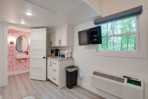 14 Pink Flamingo Tiny Cottage by Lake Guntersville Condo in Grant