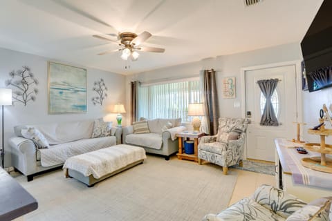 Charming Sarasota Home with Deck, 3 Mi to Beaches! Casa in Gulf Gate Estates
