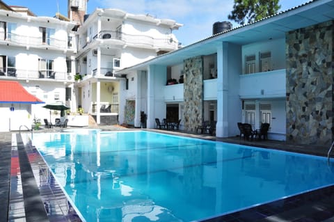 Peradeniya Rest House Hotel in Kandy