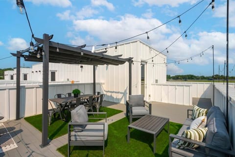 Rooftop Deck and Rec Room Minutes to DWNTN House in East Nashville