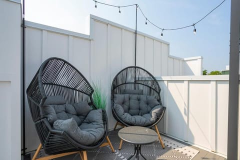 Rooftop Deck and Rec Room Minutes to DWNTN House in East Nashville