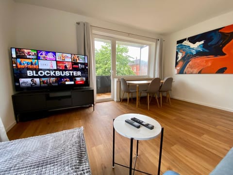 TV and multimedia, Living room, Photo of the whole room, Seating area, Evening entertainment