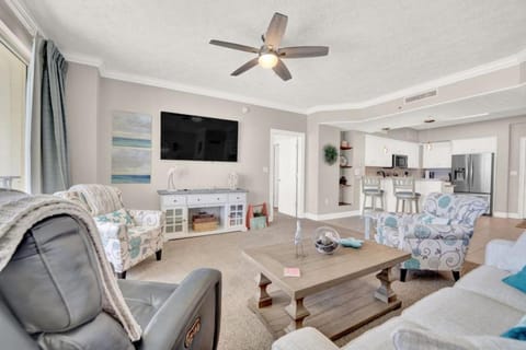 Gulfcrest 206 Beautiful, gulf-front condo with majestic views Maison in Lower Grand Lagoon