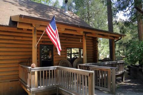 Eagles Nest - Natural Log Cabin with Guest House Haus in Idyllwild-Pine Cove