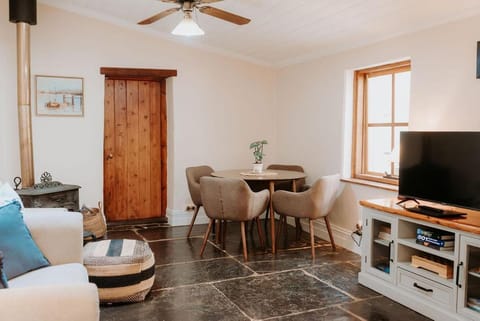 Dining area, fireplace