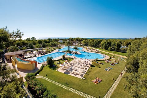 Day, Pool view