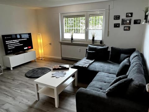 TV and multimedia, Living room, Seating area, Evening entertainment