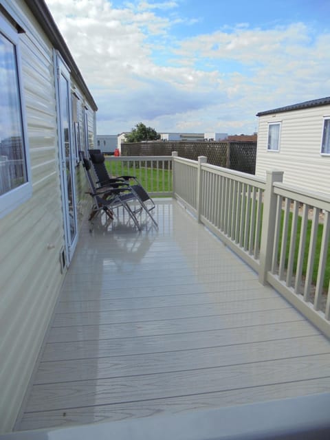 Property building, Day, Balcony/Terrace