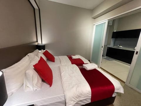 Sea view haven [king bed + in room TV up to 8 pax] Appartamento in George Town
