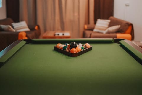 Billiard, Game Room