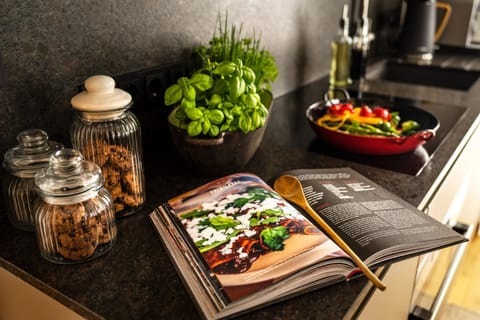 Kitchen or kitchenette, Food and drinks