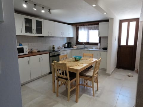 Kitchen or kitchenette, Dining area, minibar, pet friendly, stove