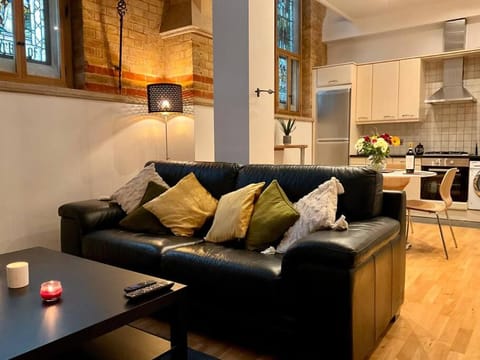 Magical Church Conversion in Watford Condominio in Watford