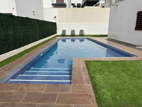 Modern 5-bedroom villa with pool Moradia in Seville