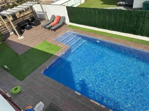 Modern 5-bedroom villa with pool Chalet in Seville