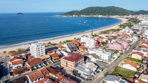 Apartamento a 50m da praia da Enseada. Apartment in São Francisco do Sul