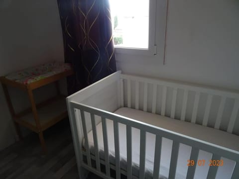 Bedroom, cot