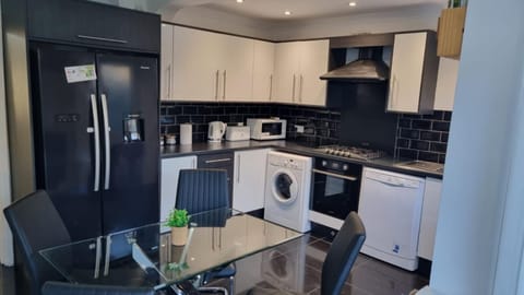 B43 Cosy Home - Contractor-Family Stays Near Bhm City-Off Road Parking Free Wi-fi Maison in Walsall