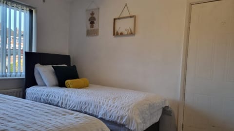 B43 Cosy Home - Contractor-Family Stays Near Bhm City-Off Road Parking Free Wi-fi Haus in Walsall