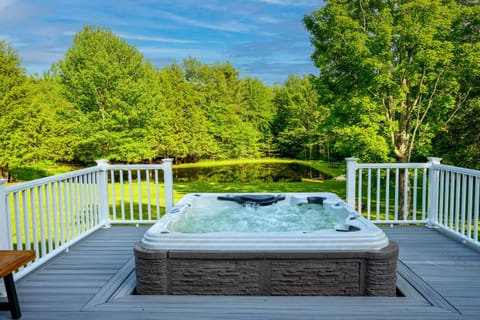 Mountain Blue Vista - Luxury retreat near Ski resorts with Pond, Firepit and Hot Tub Villa in Hudson Valley