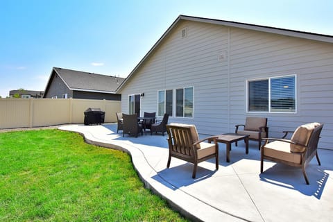 Patio, Fire Pit, Game Room, Steps To Park, 4 Tvs House in Meridian