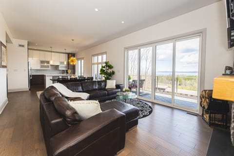 Contemporary Million Dollar View Getaway Casa in Meaford