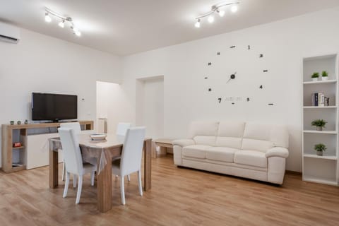 Communal lounge/ TV room, TV and multimedia, Living room, Seating area, Dining area, Evening entertainment, air conditioner