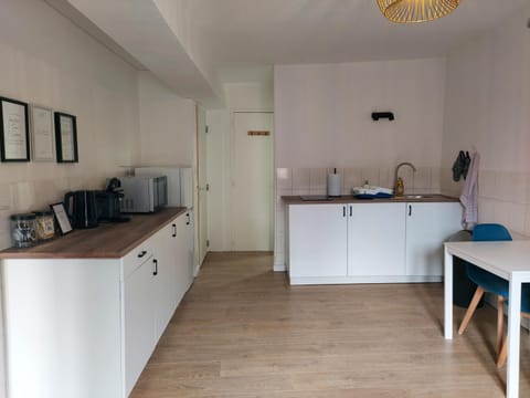 Coffee/tea facilities, Kitchen or kitchenette, minibar, stove