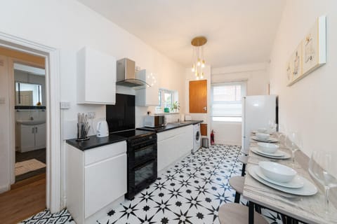 Kitchen or kitchenette, Dining area, minibar, oven, pet friendly, stove, toaster