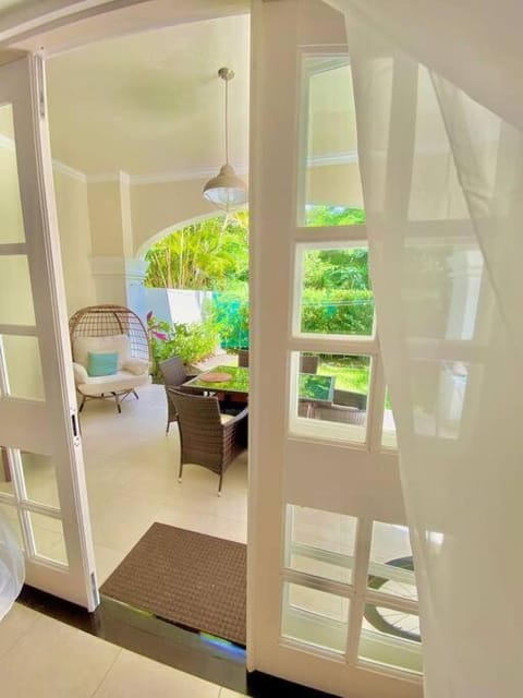 Tranquil Townhome, close to beach & dining House in Saint James