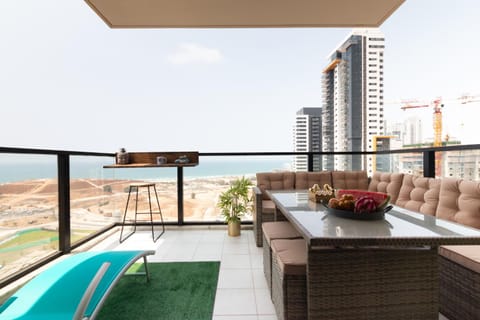 Patio, Natural landscape, View (from property/room), Balcony/Terrace, Seating area, City view, Sea view