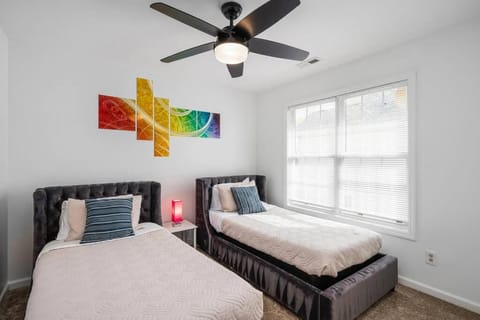 DT/2 Spacious 3BR Suites/FreeParking/SelfCheckin Apartment in Raleigh