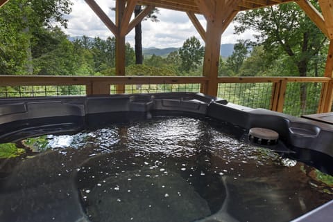 Big Pine - Long range mountain views, large decks, hot tub, fire pit and dog friendly! House in Union County