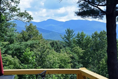 Big Pine - Long range mountain views, large decks, hot tub, fire pit and dog friendly! Maison in Union County