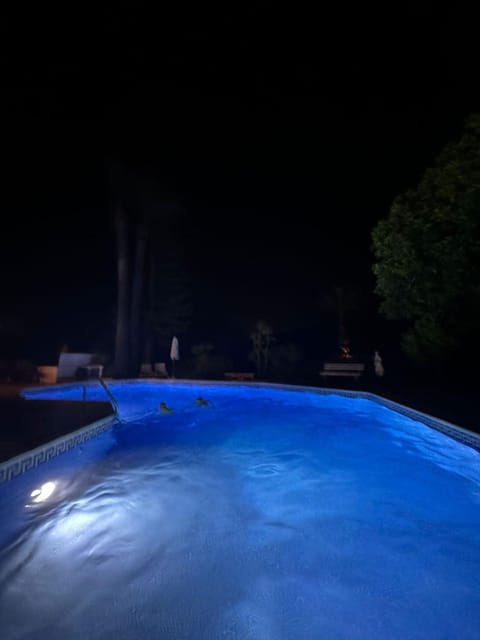 Casa Paraiso Logement living cuisine 2 chambres, salle de bains, espaces extérieurs privés, grande piscine et jardins partagés, à proximité des PLAGES de FUSETA et de la RIA FORMOSA House in Moncarapacho