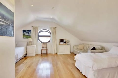 THE ART HOUSE - Itchenor - 7 Bed Ensuite House in West Wittering