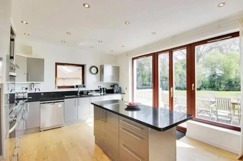 THE ART HOUSE - Itchenor - 7 Bed Ensuite House in West Wittering