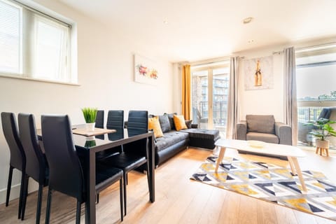 Luxury Greenwich 2Bed 2Bath Apt - Sleep 6 Guest- 1 min from station - close to Greenwich Maritime- Playstation provided Apartment in London Borough of Lewisham