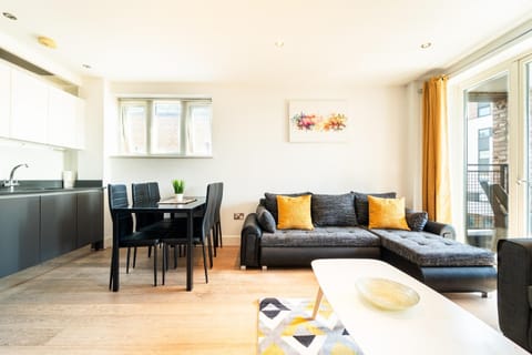 Luxury Greenwich 2Bed 2Bath Apt - Sleep 6 Guest- 1 min from station - close to Greenwich Maritime- Playstation provided Apartment in London Borough of Lewisham