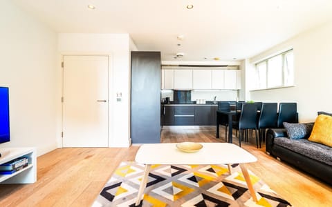 Luxury Greenwich 2Bed 2Bath Apt - Sleep 6 Guest- 1 min from station - close to Greenwich Maritime- Playstation provided Apartment in London Borough of Lewisham