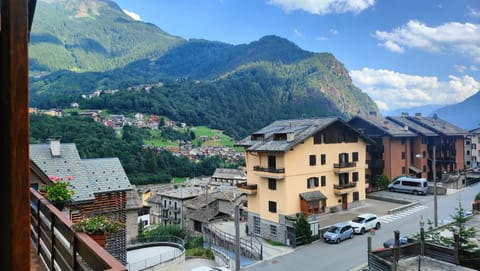 Nearby landmark, Spring, Day, Neighbourhood, Natural landscape, Bird's eye view, City view, Mountain view, Street view, Location, Parking